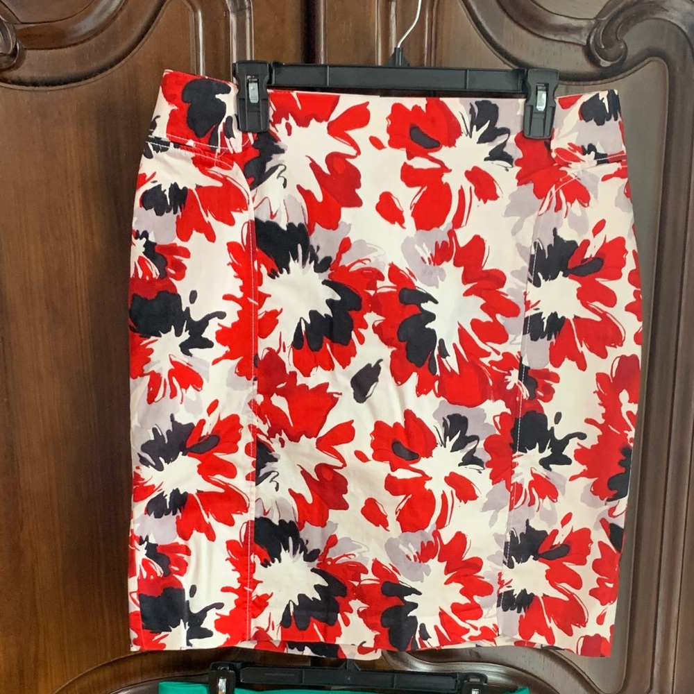 New York & Company Red and Black Floral Pencil Skirt stretch material